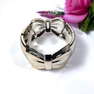 Elegant Gold Bow Bracelet